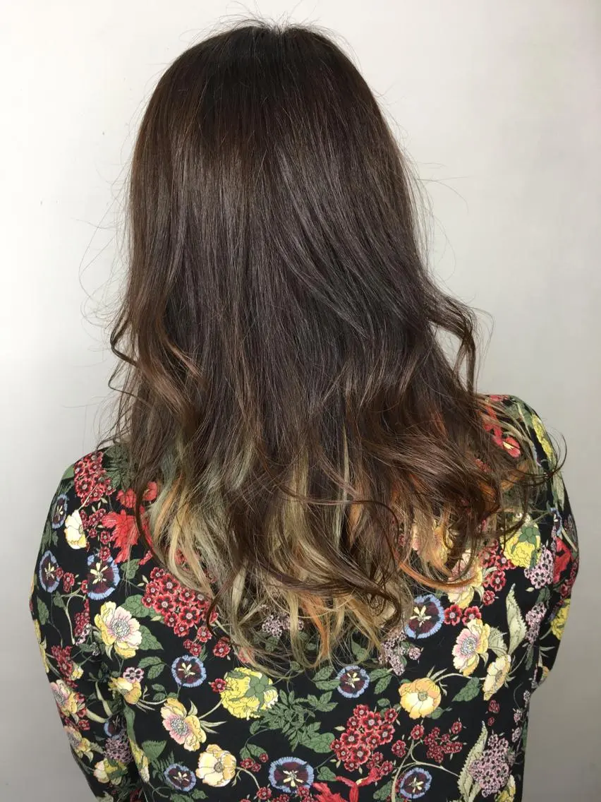 セミロング カラー インナーカラー オレンジ イエローカラー カット トリートメント 白髪ぼかしハイライト 柳川拓哉のヘアスタイル