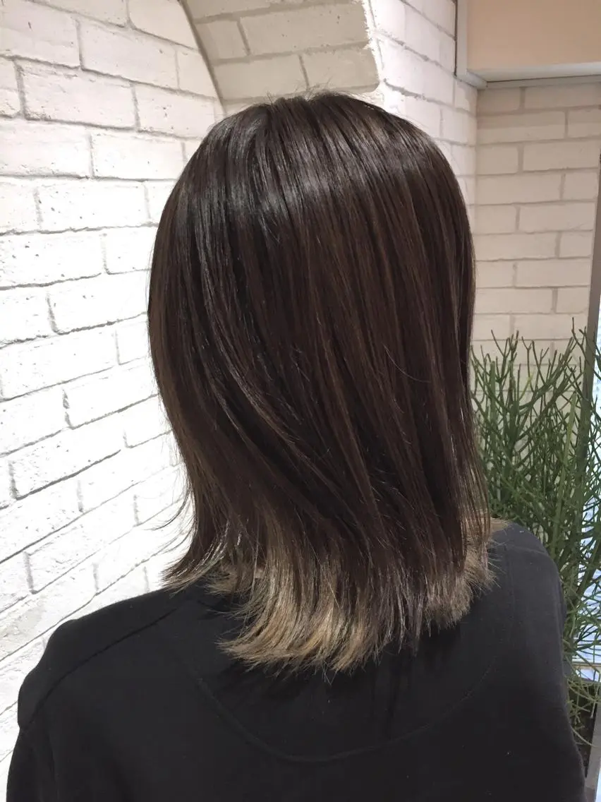 ミディアム カラー アッシュ ベージュカラー ブリーチ ブルーカラー カラーアンドケアリタ kitamuuuのヘアスタイル