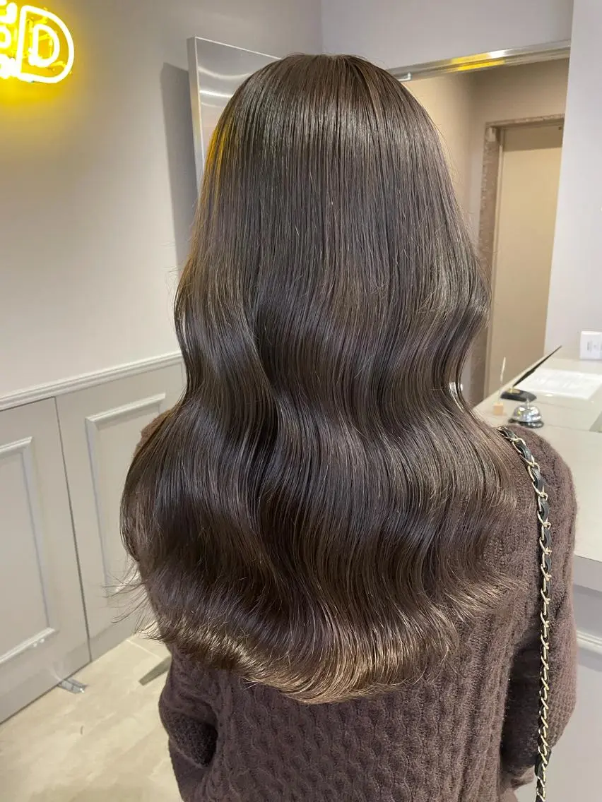 セミロング カラー 抜け感レイヤー︴ ニュアンスカラーのヘアスタイル