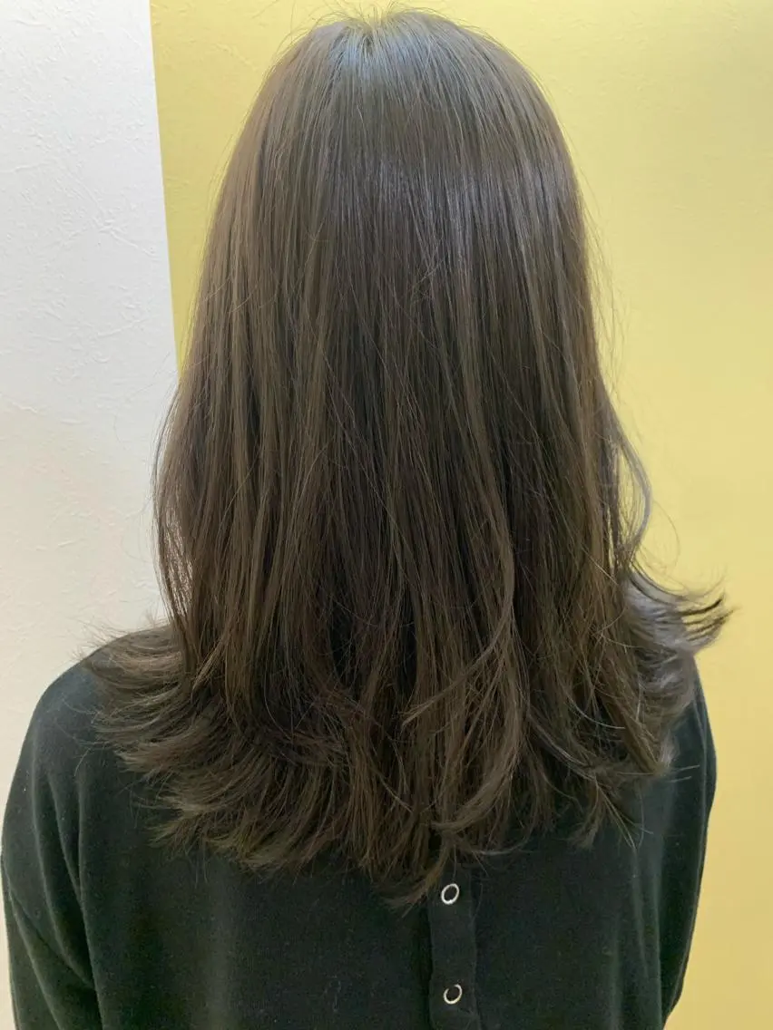 セミロング カラー アッシュ ベージュカラー hubhair レイヤー/透明感のヘアスタイル