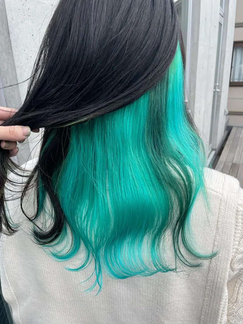 セミロング カラー インナーカラー 推し ブリーチ 髪質改善のヘアスタイル