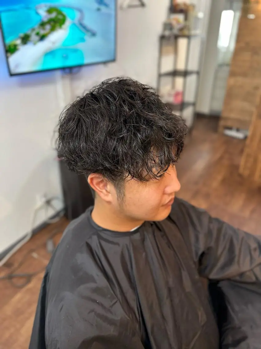 ミディアム パーマ メンズ 波巻きパーマ カット パーマ トリートメント Luzir⭐︎ GEN⭐︎のヘアスタイル
