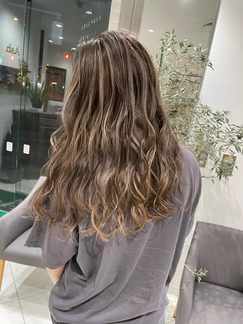 ロング カラー カット ヘアカラー トリートメント 白髪ぼかしハイライト 茗荷谷駅徒歩2分のヘアスタイル