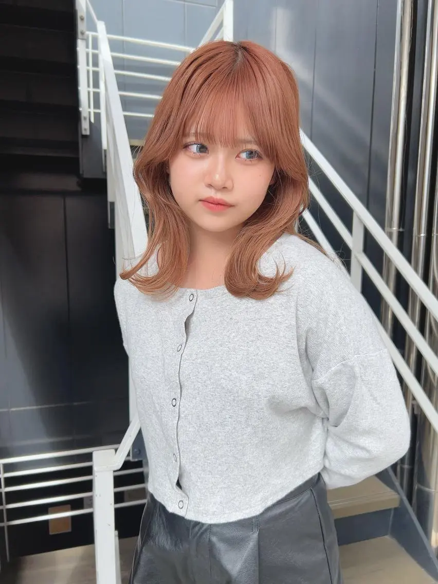 ミディアム 韓国🇰🇷レイヤー カットオリーブカラーのヘアスタイル