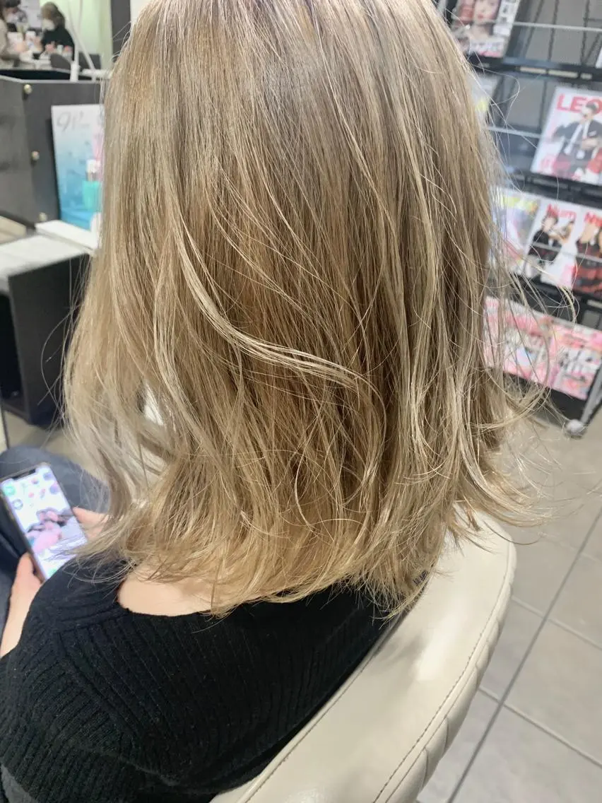 ミディアム カラー ベージュカラー ブリーチ ブロンド ブロンドベージュ ハイライトカラー 宮永 智香のヘアスタイル