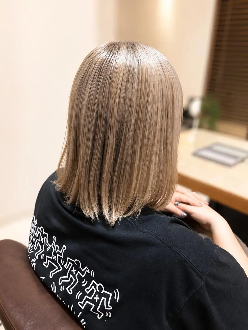 ショート カラー ベージュカラー ブリーチ ハイトーンカラー ハイトーンベージュ ボブ カット トリートメント 伊勢崎/nap hair 秋山拓未のヘアスタイル