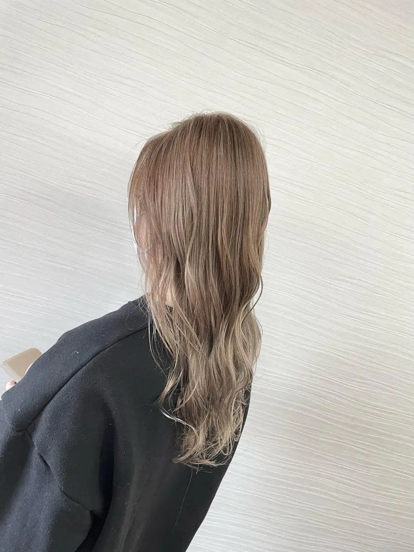 ロング カラー ブリーチ LaRmE Ayumi.のヘアスタイル