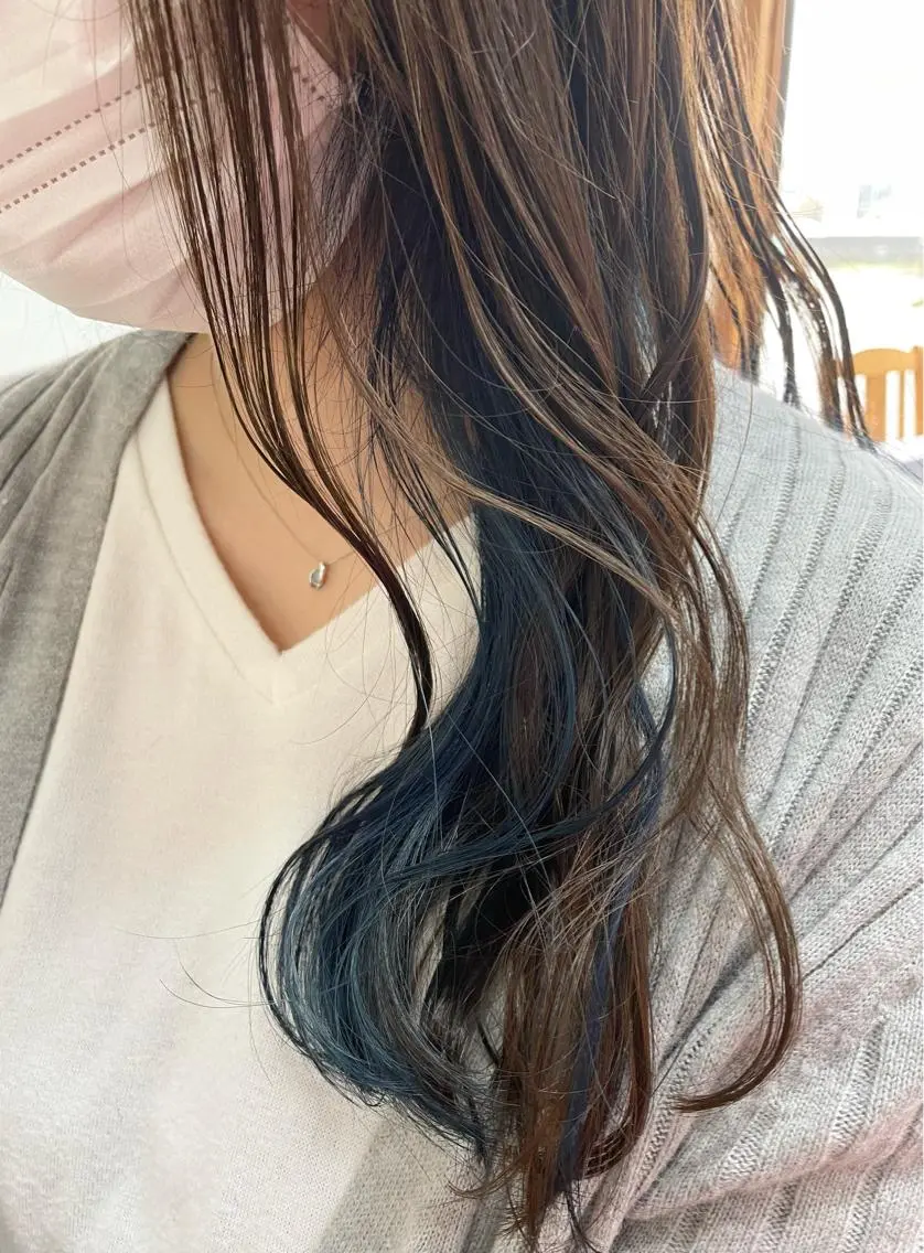 ロング カラー インナーカラー ネイビーカラー 佐藤 芽依のヘアスタイル
