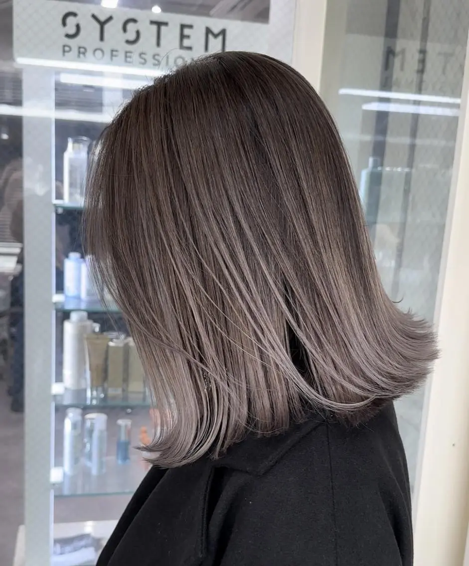 セミロング レイヤーハイライト ブリーチJUNKIのヘアスタイル