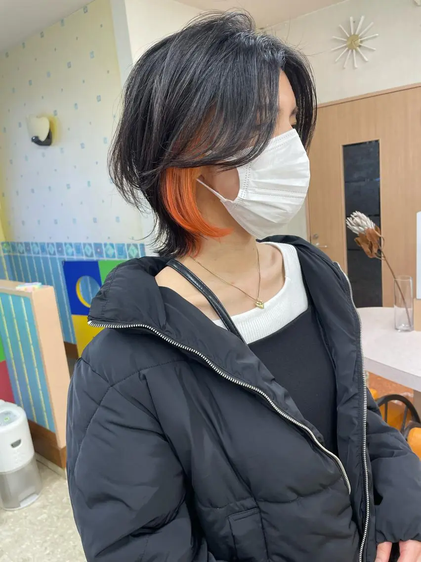ミディアム カラー イヤリングカラー オレンジ yui .のヘアスタイル