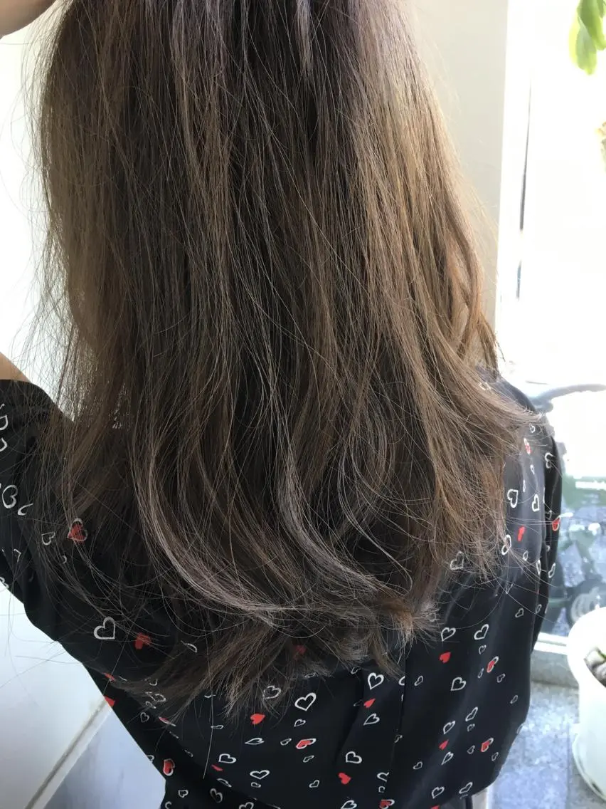 ミディアム カラー アッシュ ブリーチ ブリーチなしカラー シルバー 川合 勇気のヘアスタイル