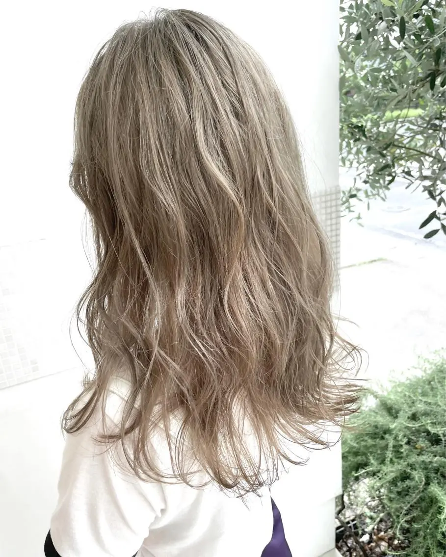 ロング カラー ベージュカラー 透明感カラー カット ヘアカラー トリートメント ダメージレスブリーチ HIROSHIのヘアスタイル