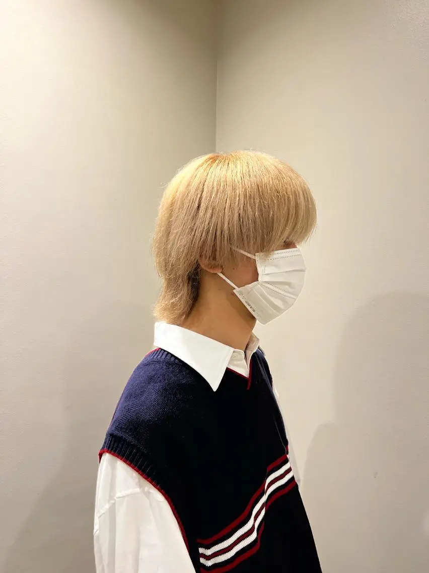 カラー メンズ ブロンド オカベ ショウマのヘアスタイル