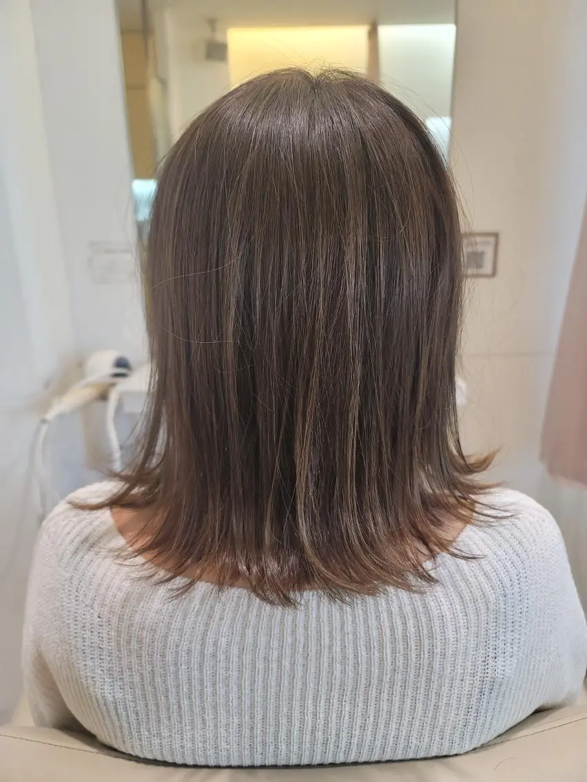 ミディアム カラー アッシュ アッシュグレー ボブ 外ハネヘア カット ヘアカラー トリートメント 鈴木 翠のヘアスタイル