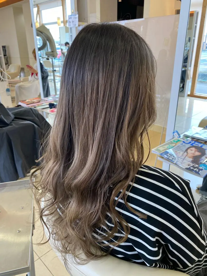ロング カラー 牧野 佳樹のヘアスタイル