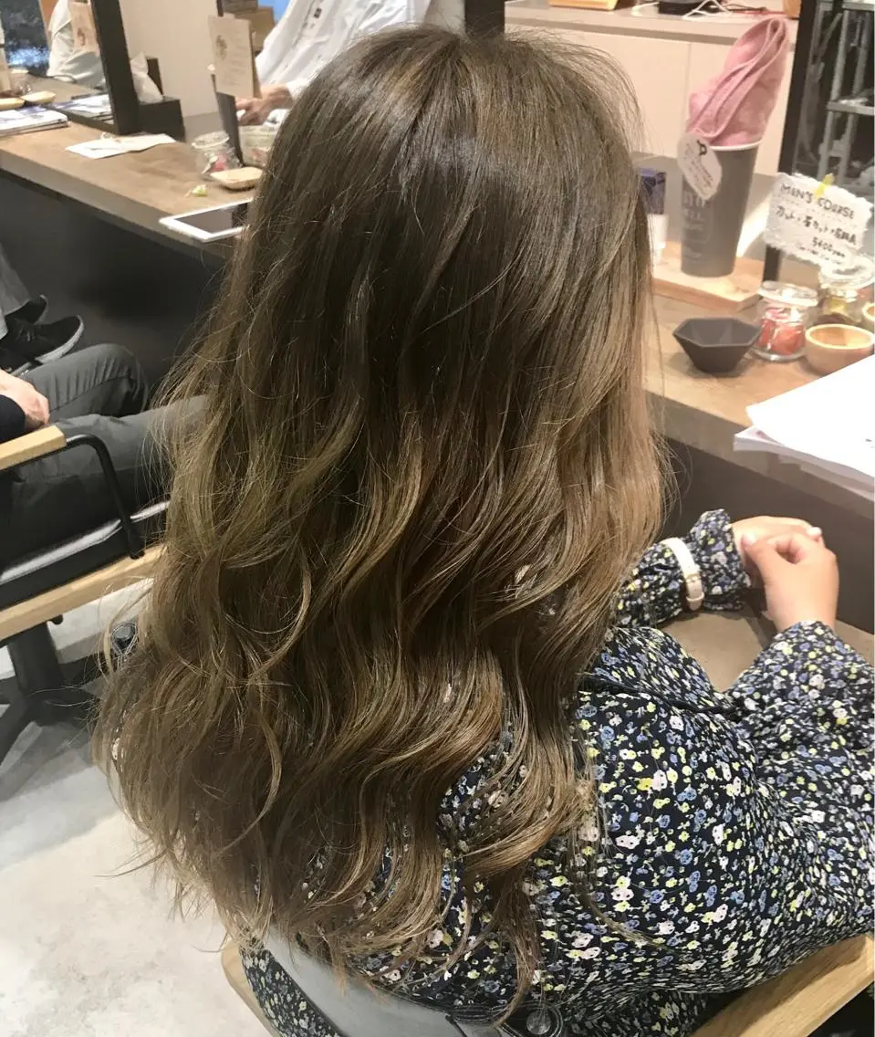 ロング カラー ヘアアレンジ キッズ ベージュカラー ブリーチ ハイライトカラー ハイトーンカラー イルミナカラー カット ヘアカラー トリートメント 似合わせレイヤー/ 美髪縮毛矯正/ミナエのヘアスタイル