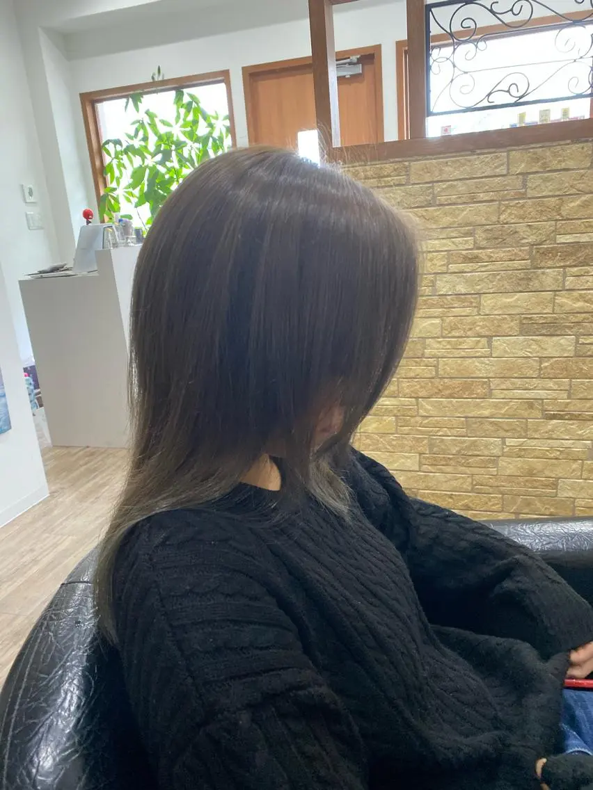 ミディアム アッシュ アッシュグレー ハイライト ヘアカラー 山岡 秀規のヘアスタイル