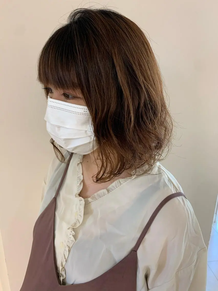 ミディアム パーマ 顔まわりカット✄ ベージュカラー🧸のヘアスタイル