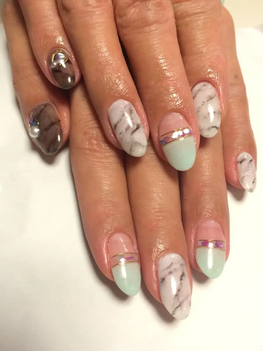 セミロング カラー パーマ ヘアアレンジ ネイル マツエク・マツパ 大理石ネイル(マーブル) Sunny side nailのネイルデザイン