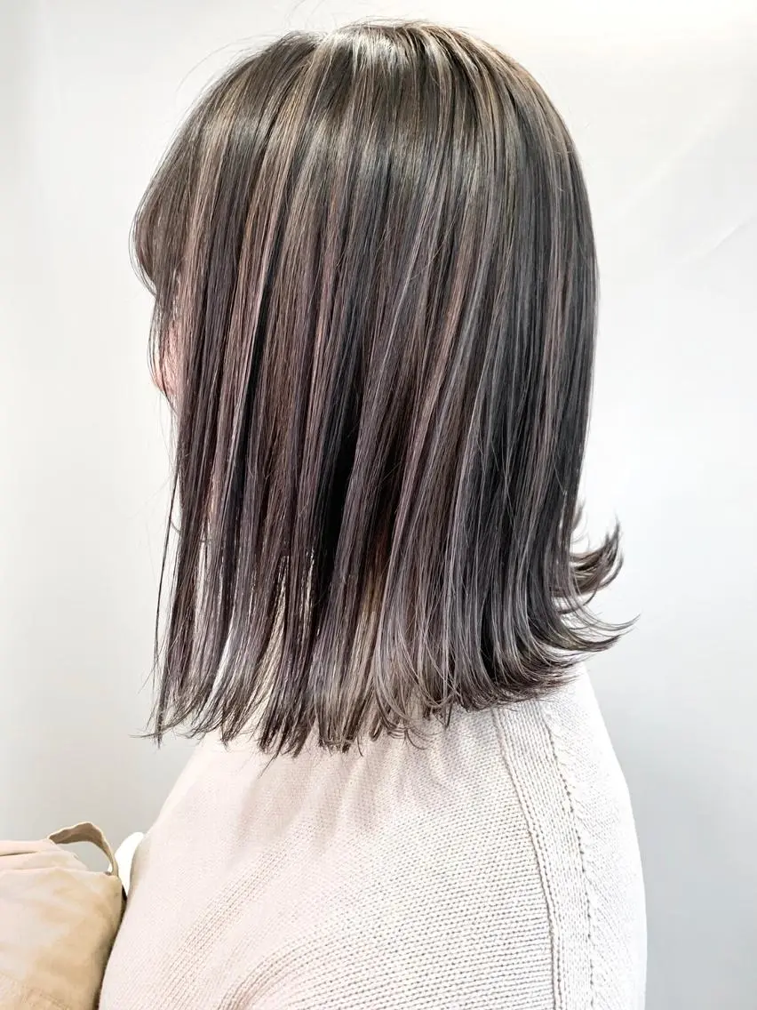 ミディアム カラー パーマ ヘアアレンジ シールエクステ アッシュ バレイヤージュ ベージュカラー ブリーチ ハイトーン カラーのヘアスタイル