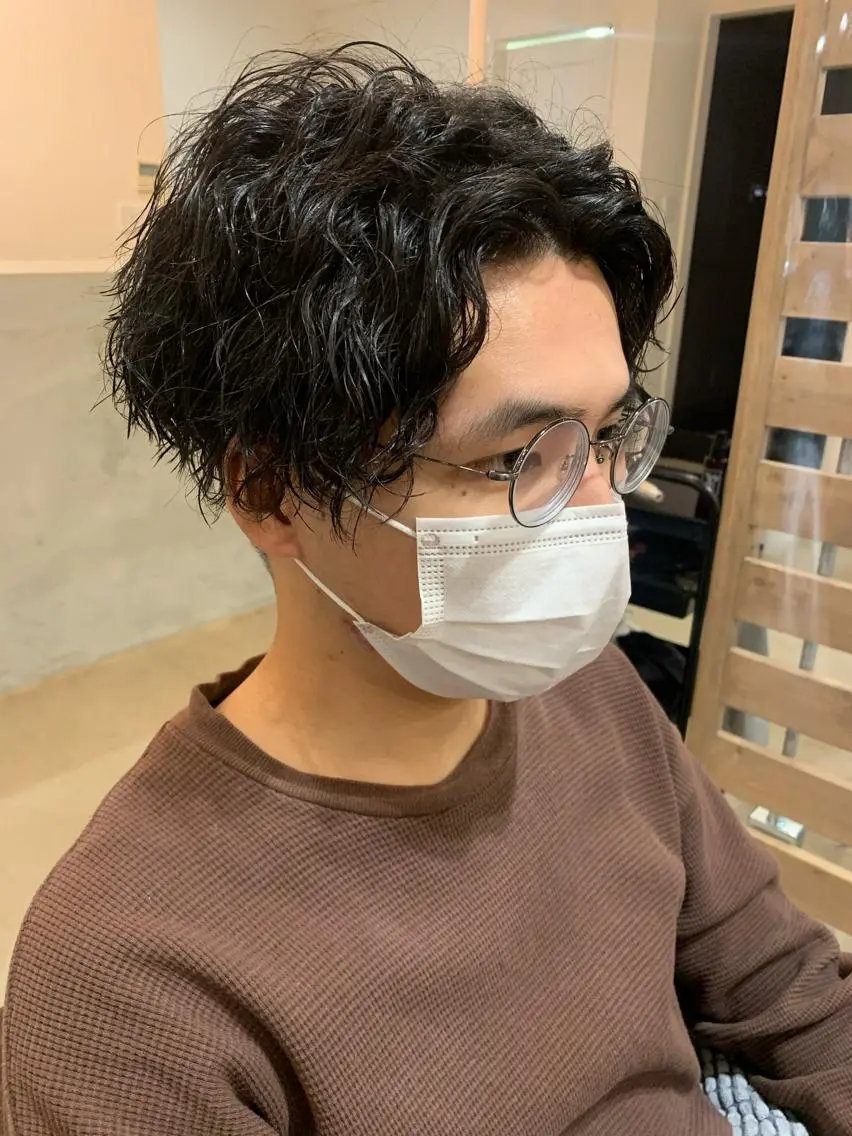 ミディアム パーマ メンズ ミディアムパーマ センターパート メンズパーマ 眉毛ワックス konomiの眉毛・アイブロウイメージ