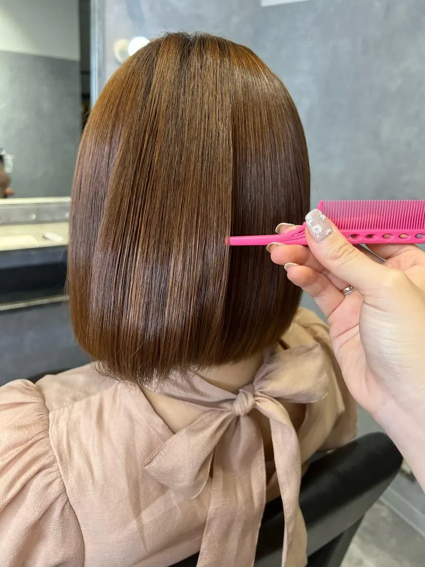ミディアム カラー ヘアアレンジ ベージュカラー ブリーチ ダブルカラー ミルクティーベージュ ヨシンモリ hiiko顔まわり カットのヘアスタイル