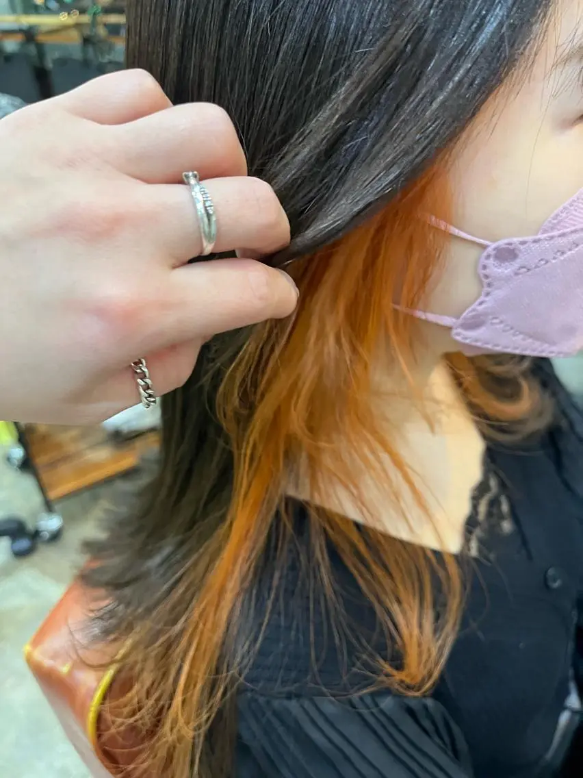 セミロング カラー インナーカラー オレンジ カット ヘアカラー ハイトーンカラー🩵 耳ツボジュエリー👂のその他イメージ