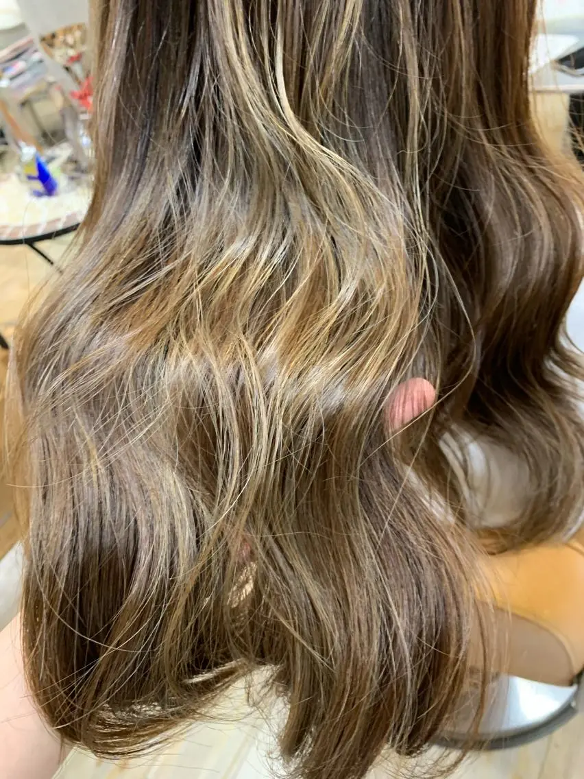 ロング カラー ハイライトカラー ハイライト にった みずきのヘアスタイル