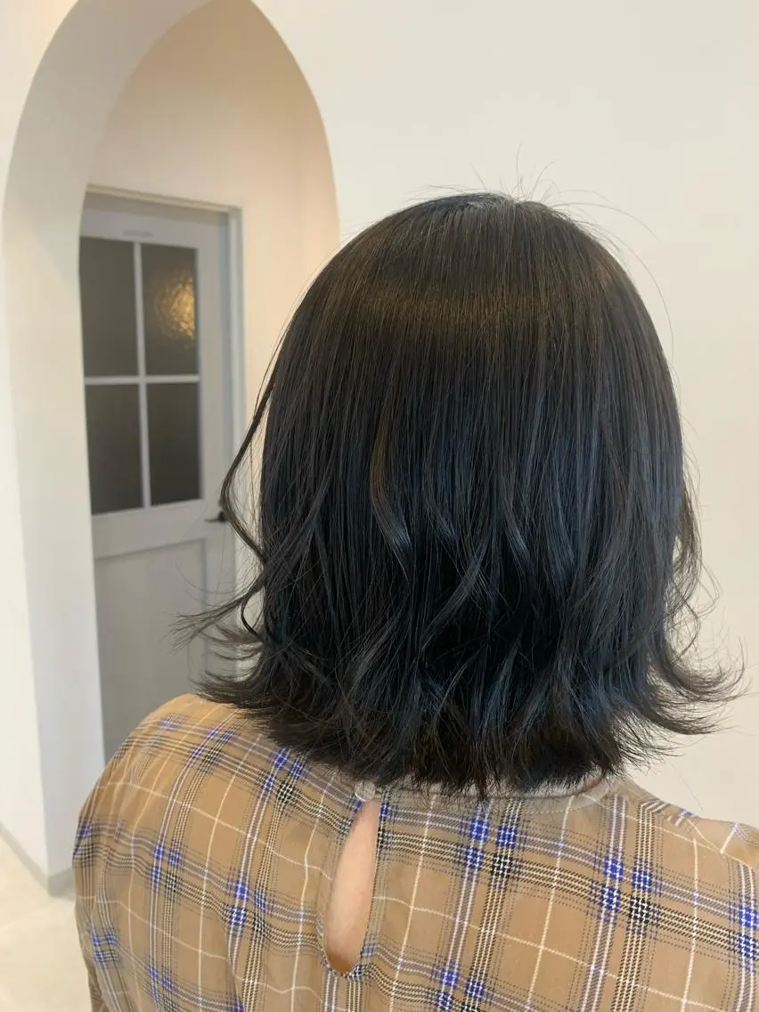 ミディアム カラー 黒髪 ブリーチ ブルーカラー ブルーブラック cher. 新井瑞希のヘアスタイル