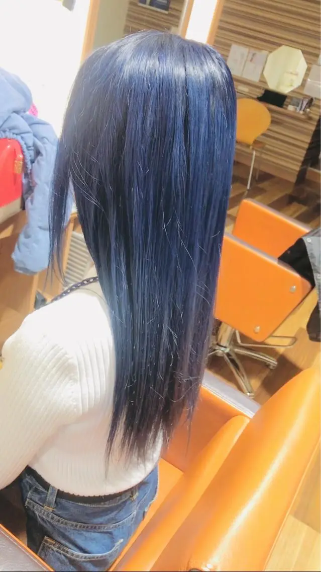 ロング カラー ブリーチ ブルーカラー シルバー カット ヘアカラー SEA BELLE YASUのヘアスタイル