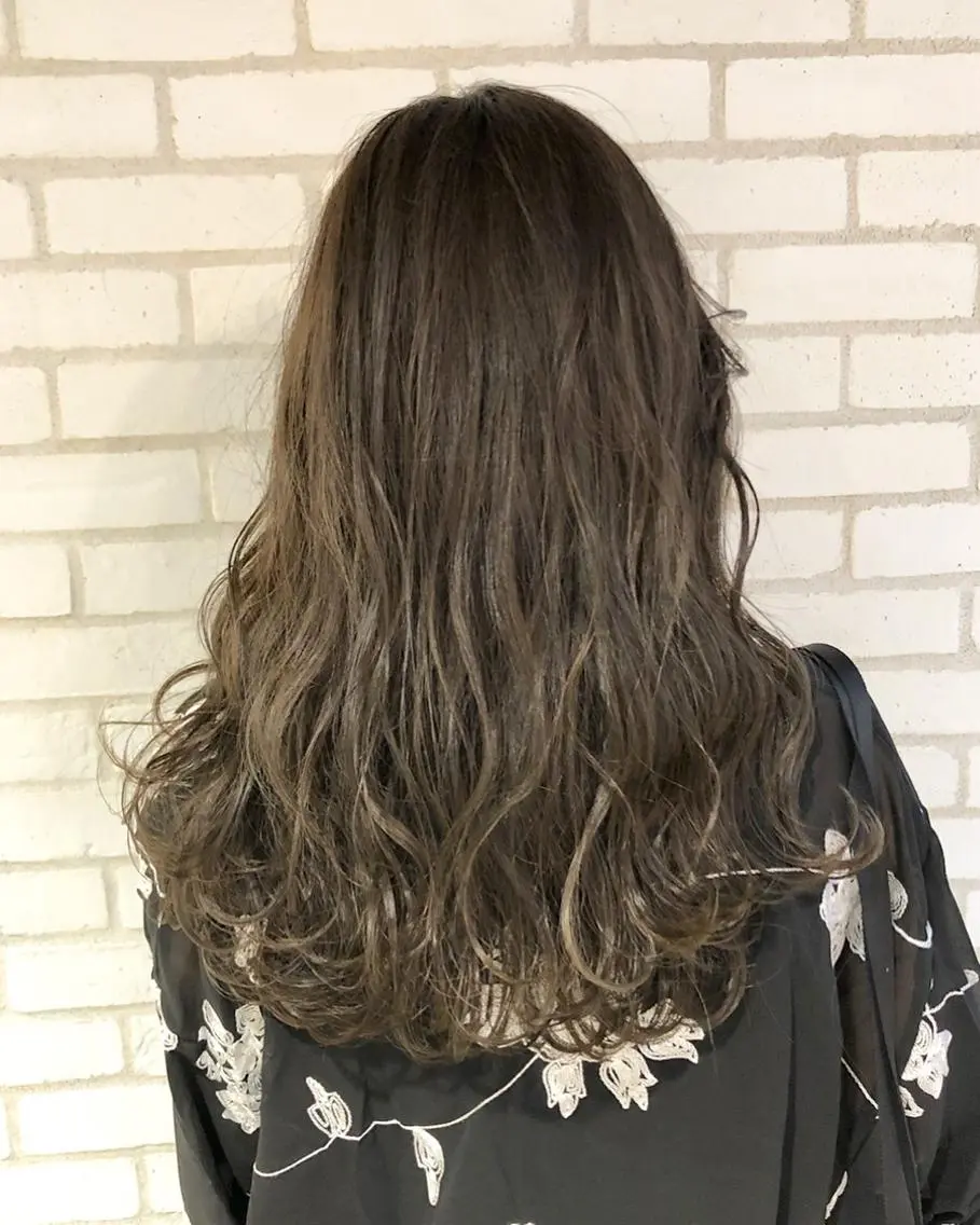 ロング カラー グレージュ ハイライトカラー シルバー シルバーグレージュ ハイライト 縮毛矯正 トリートメント 佐藤 高徳のヘアスタイル