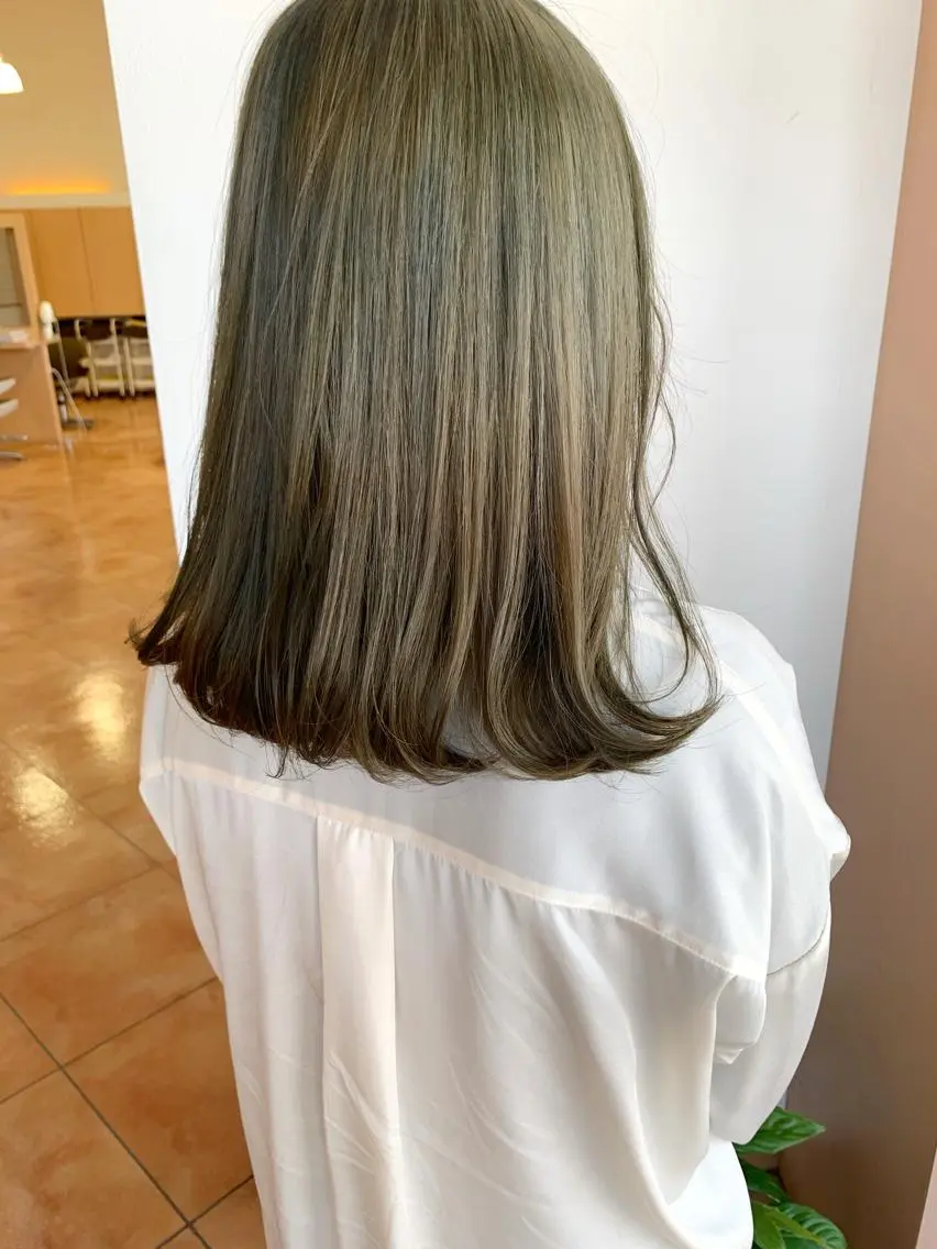 セミロング ヘアカラー karen ☺︎のヘアスタイル