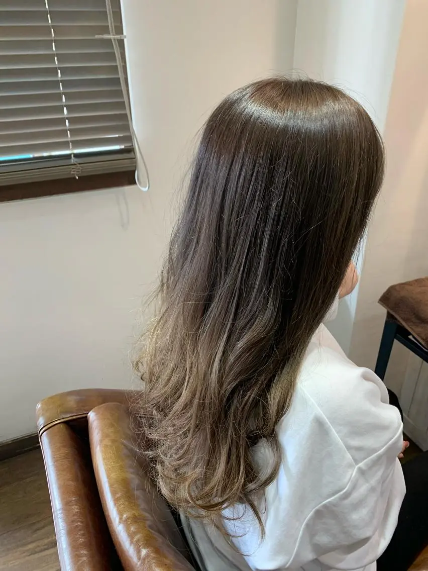 セミロング ヘアカラー リンネ 甲東園のヘアスタイル