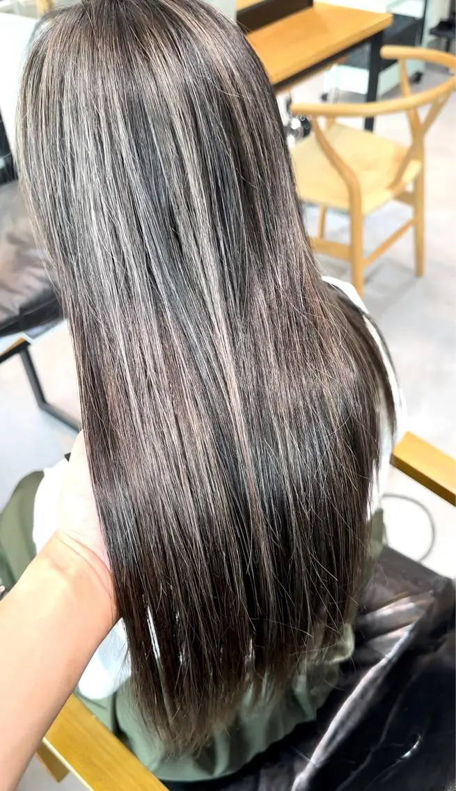 ロング ハイライト 手塚 亮汰のヘアスタイル
