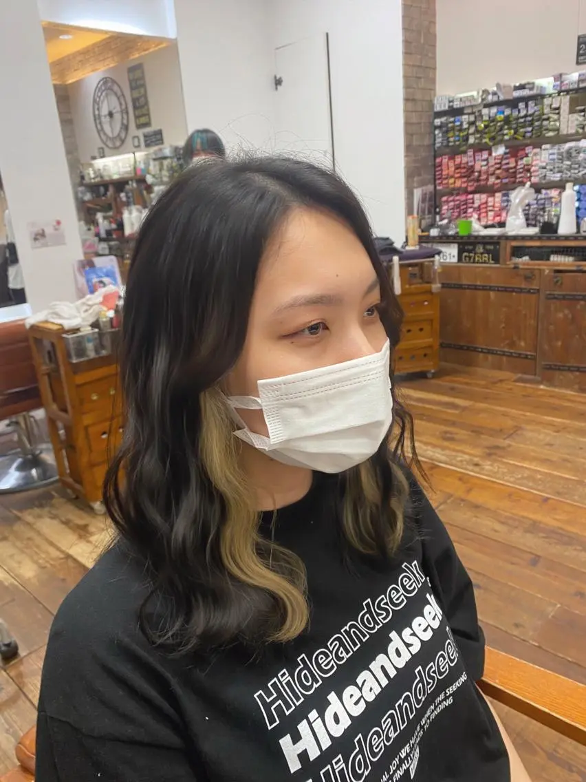 ミディアム カラー ブリーチ イヤリングカラー 井手口 沙樹のヘアスタイル