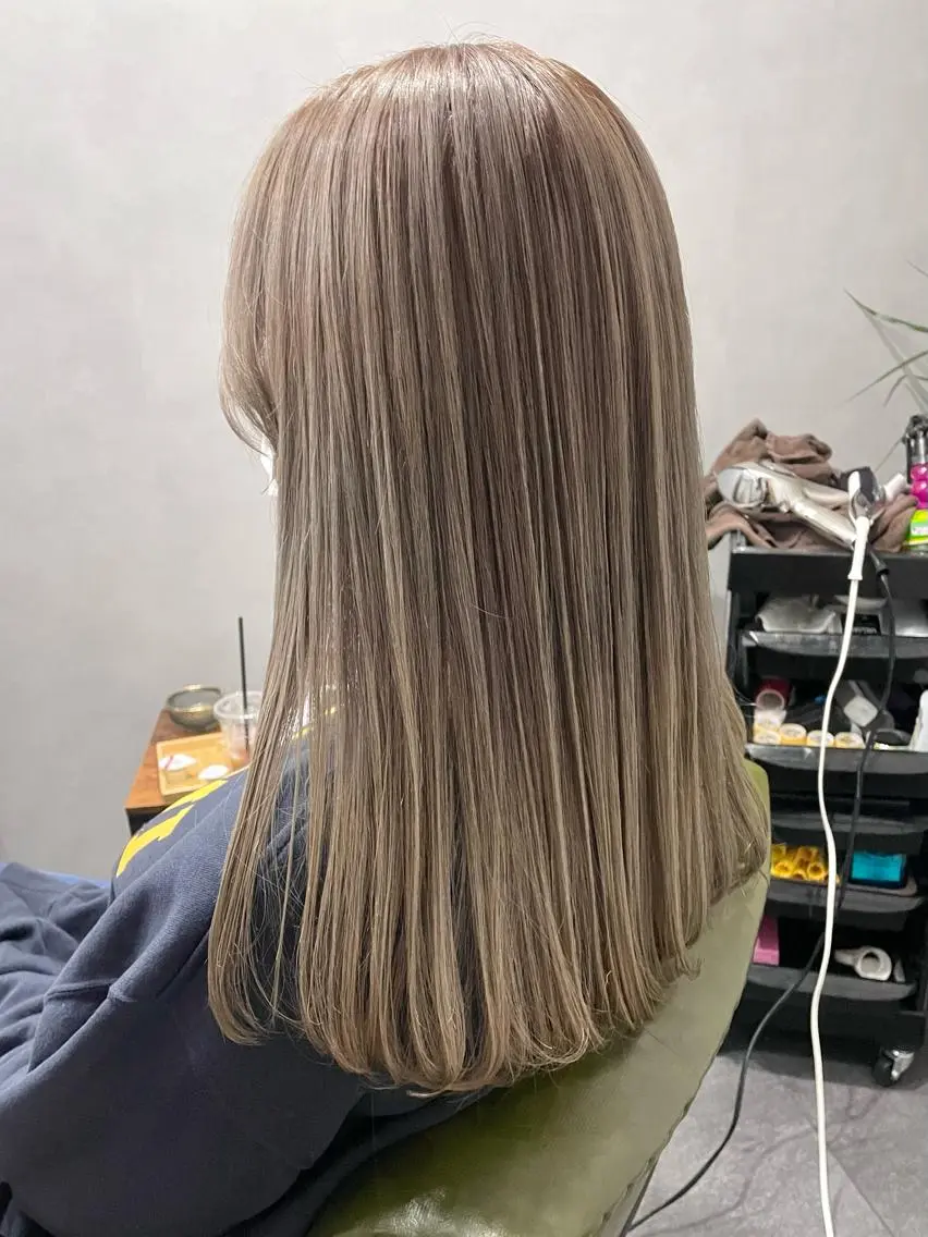 ロング カラー ベージュカラー ブリーチ ミルクティーベージュ レイヤーカット/透明 感カラー🩵中村友美のヘアスタイル