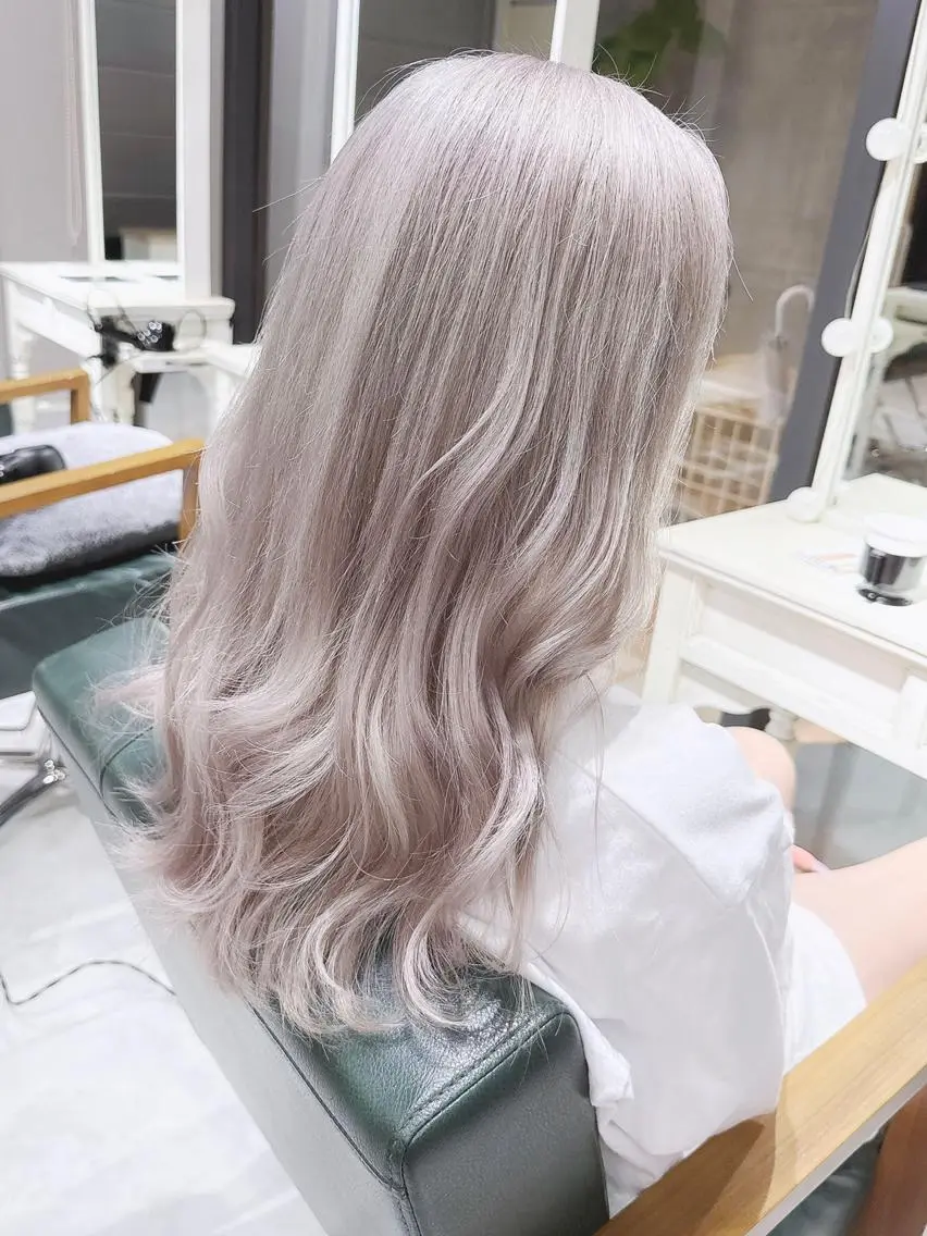 ロング ヘアアレンジ カラー ベージュカラー シルバー ホワイトベージュ ホワイトシルバー Days 透明感カラーのヘアスタイル
