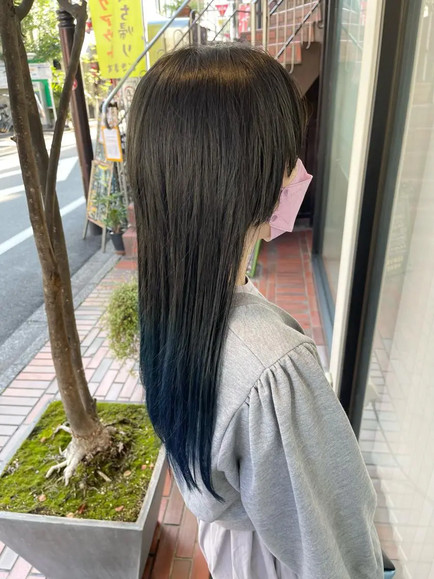 ロング カラー ヘアアレンジ ブリーチ ブルーカラー ブルージュ グラデーションカラー 秋葉 一郎のヘアスタイル