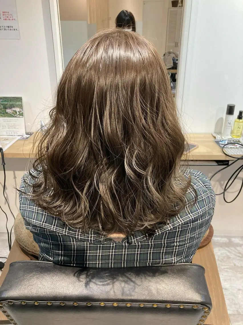 ミディアム カラー ブリーチ グレージュ ブリーチなしカラー オリーブグレージュ オリーブグレー ヘアカラー トリートメント 【女性指名No.1】 西口直子のヘアスタイル