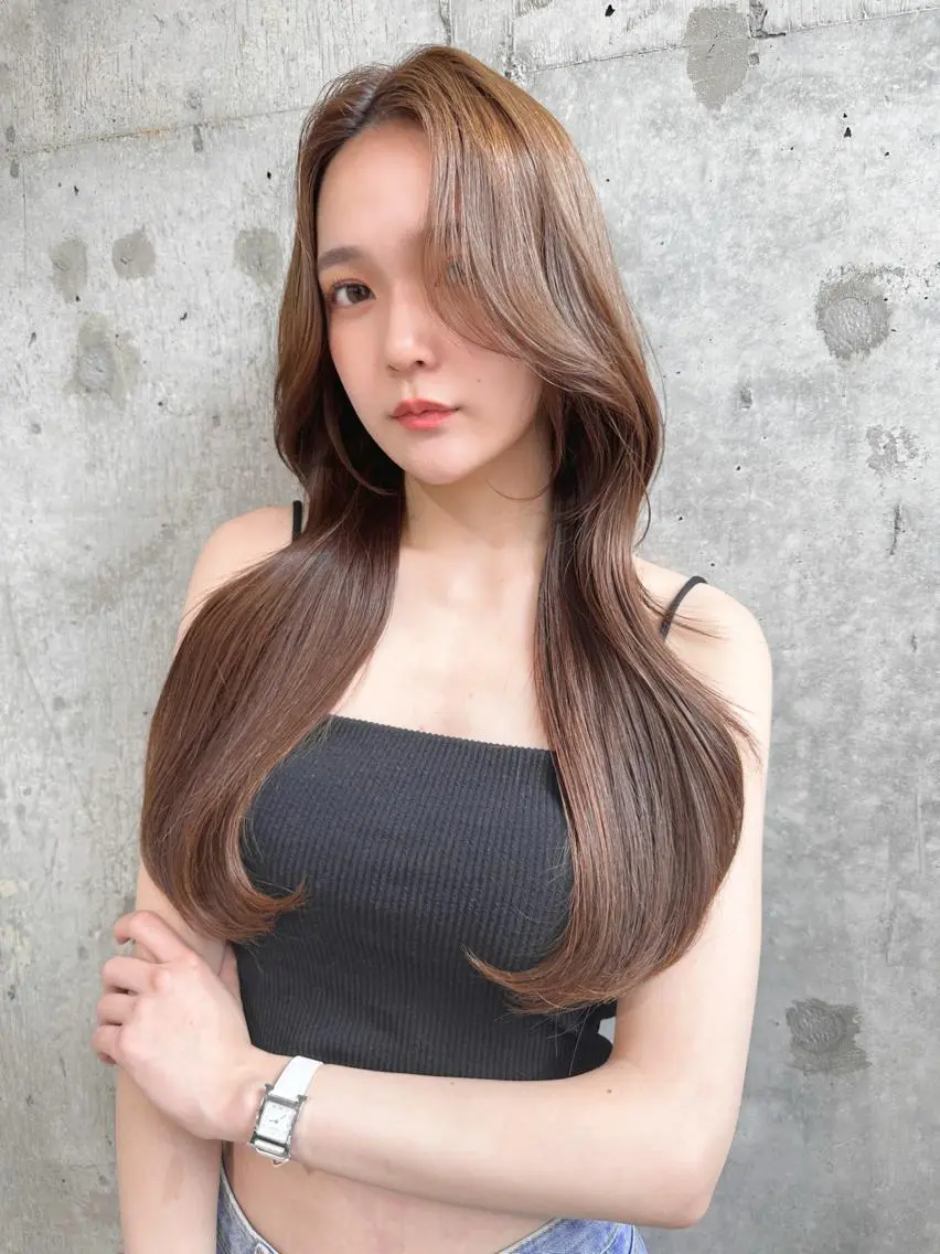 ロング アッシュ ボブ くびれヘア 天使の羽バング・フェザーバング ハイライト 新宿/韓国レイヤー 髪質改善カラー/角所のヘアスタイル
