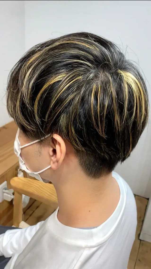 ショート カラー メンズ メンズブリーチ センターパート フェードカット メンズハイライト メンズハイトーン メンズStylist 山根慧のヘアスタイル