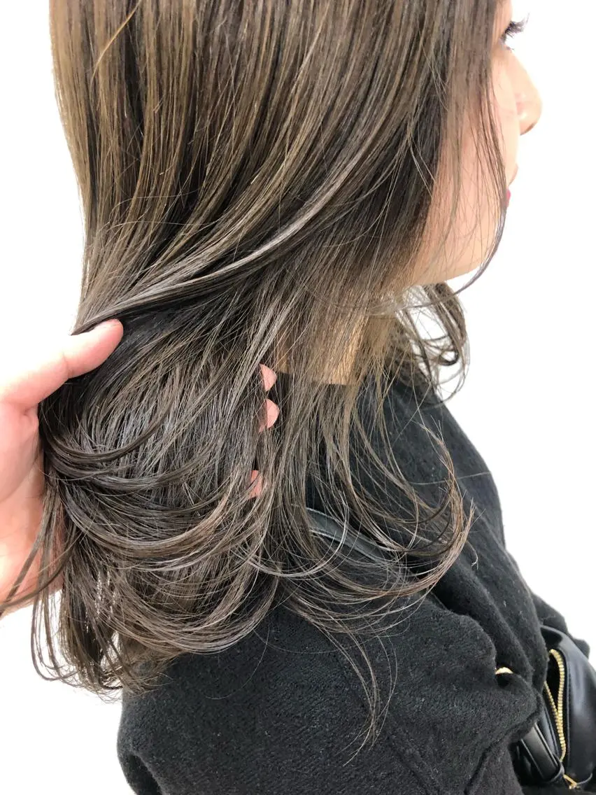 ロング カラー アッシュ ホワイトアッシュ 盛れるレイヤーカット 得意🌹井上美沙のヘアスタイル