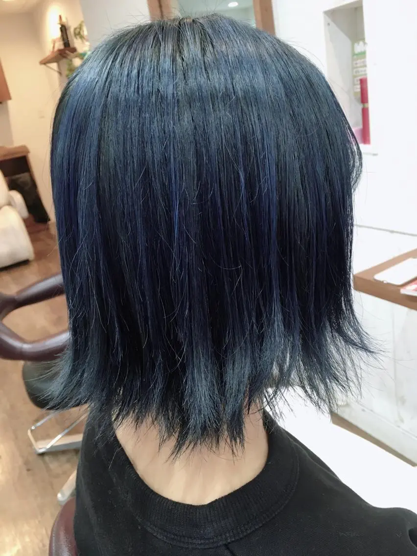 ショート カラー 塩崎 明菜のヘアスタイル