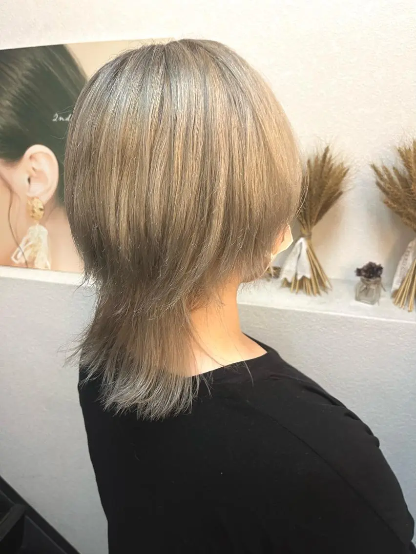 カラー ブリーチ シルバー cana 札幌レイヤースタイルのヘアスタイル