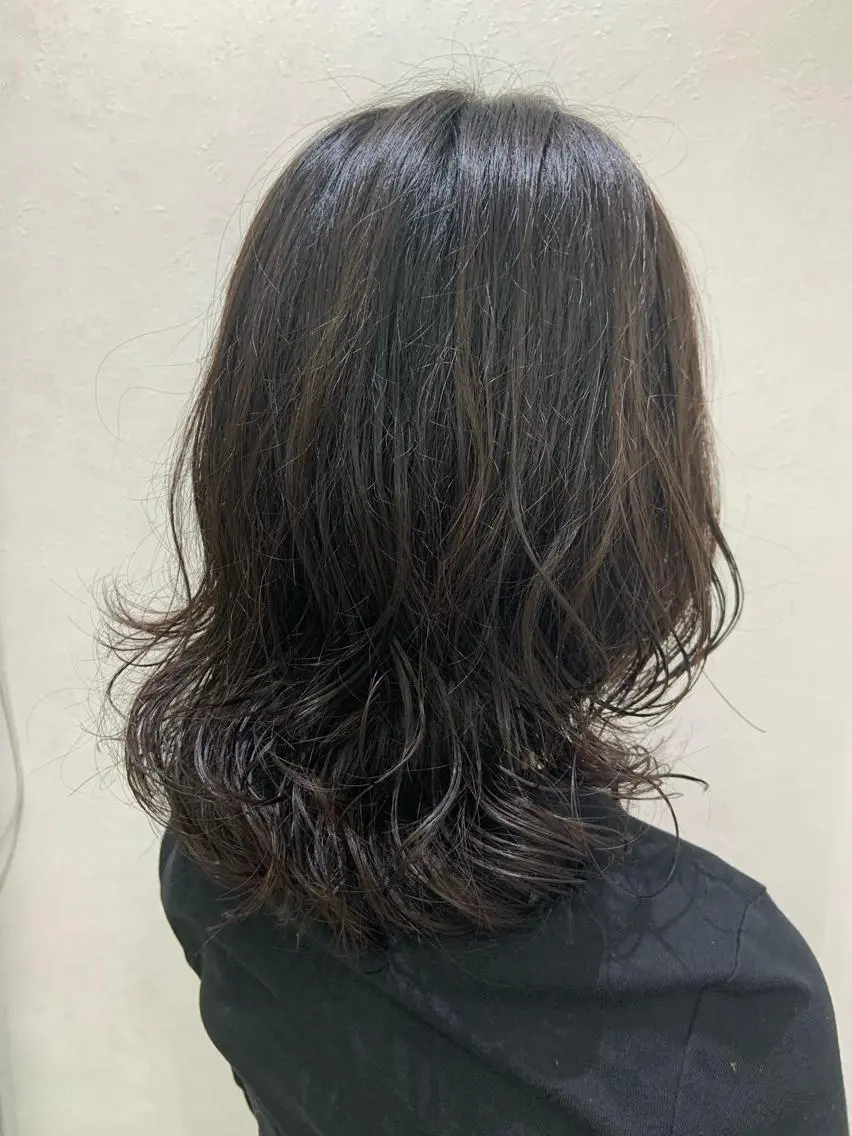 ミディアム パーマ ハイトーンカラー🤍 山下 優華のヘアスタイル