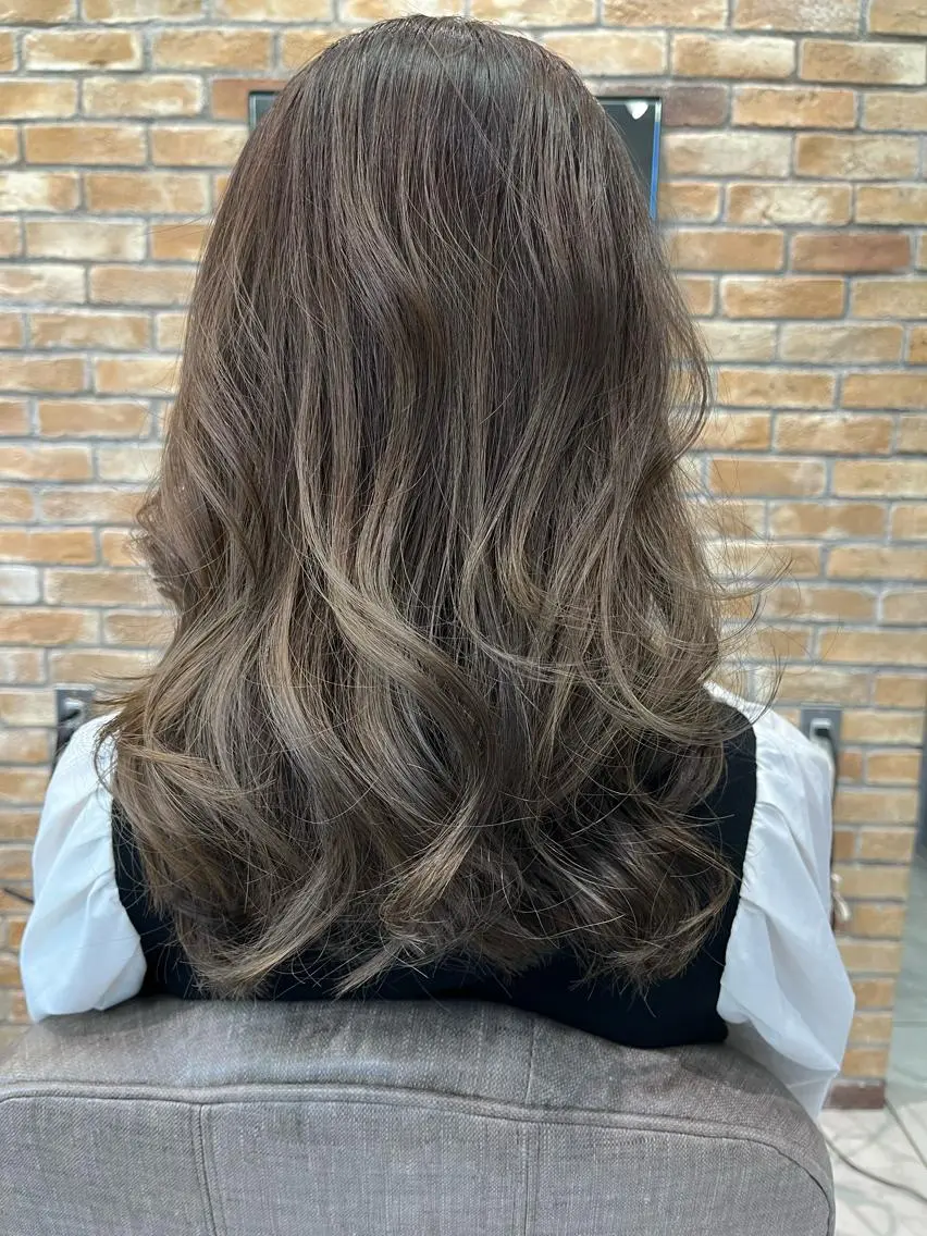 セミロング LucksiMie ginza 明松のヘアスタイル