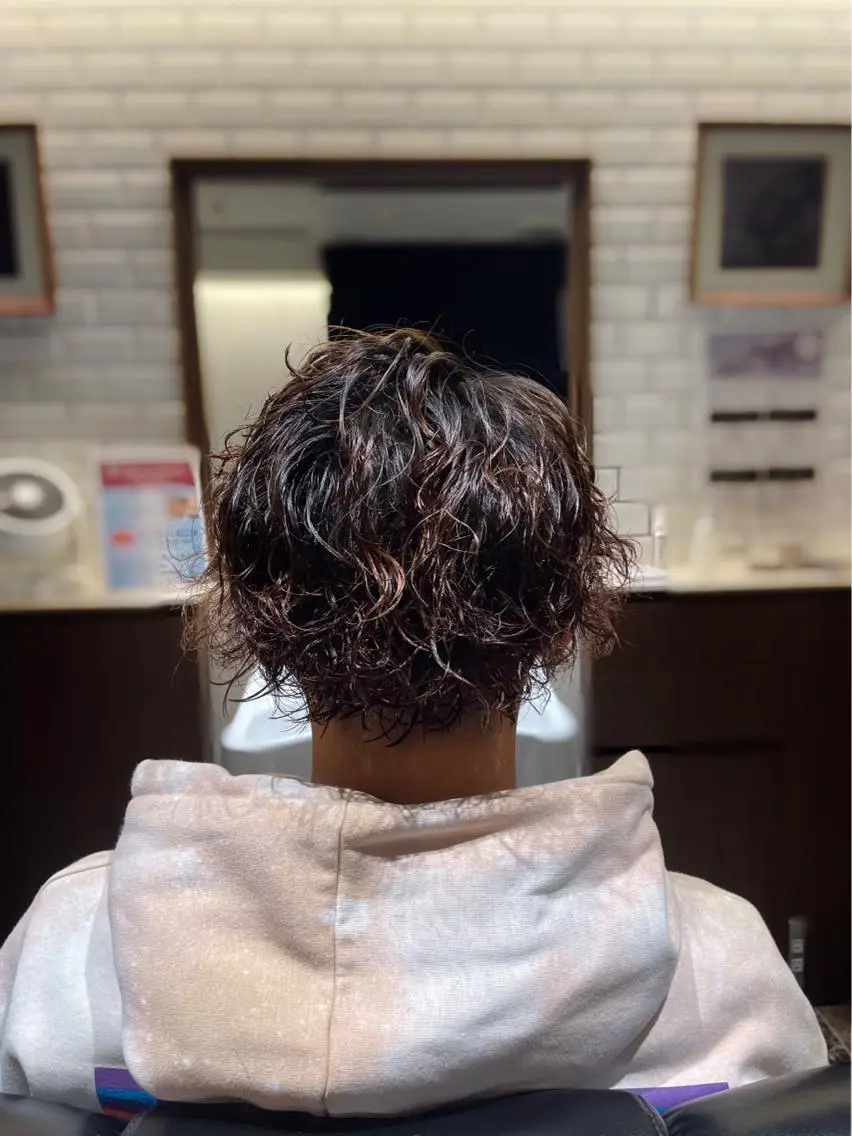 ミディアム パーマ メンズ 七三 パーマ 岡崎 隆晟のヘアスタイル