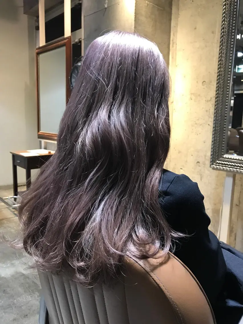 セミロング カラー ブリーチ グレージュ パープルカラー パープルグレージュ サロンドミルク 渋谷高比良のヘアスタイル