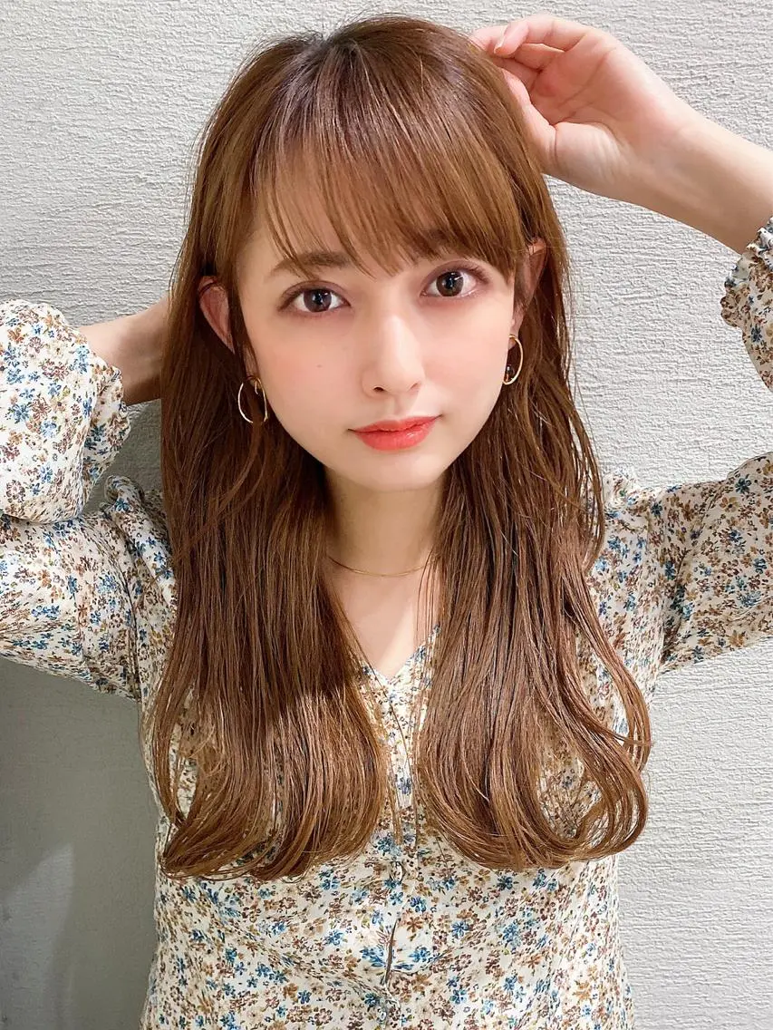 ロング カラー イヤリングカラー グレージュ ハイトーンカラー インナーカラー 韓国風カラー ☺︎ Naomiのヘアスタイル