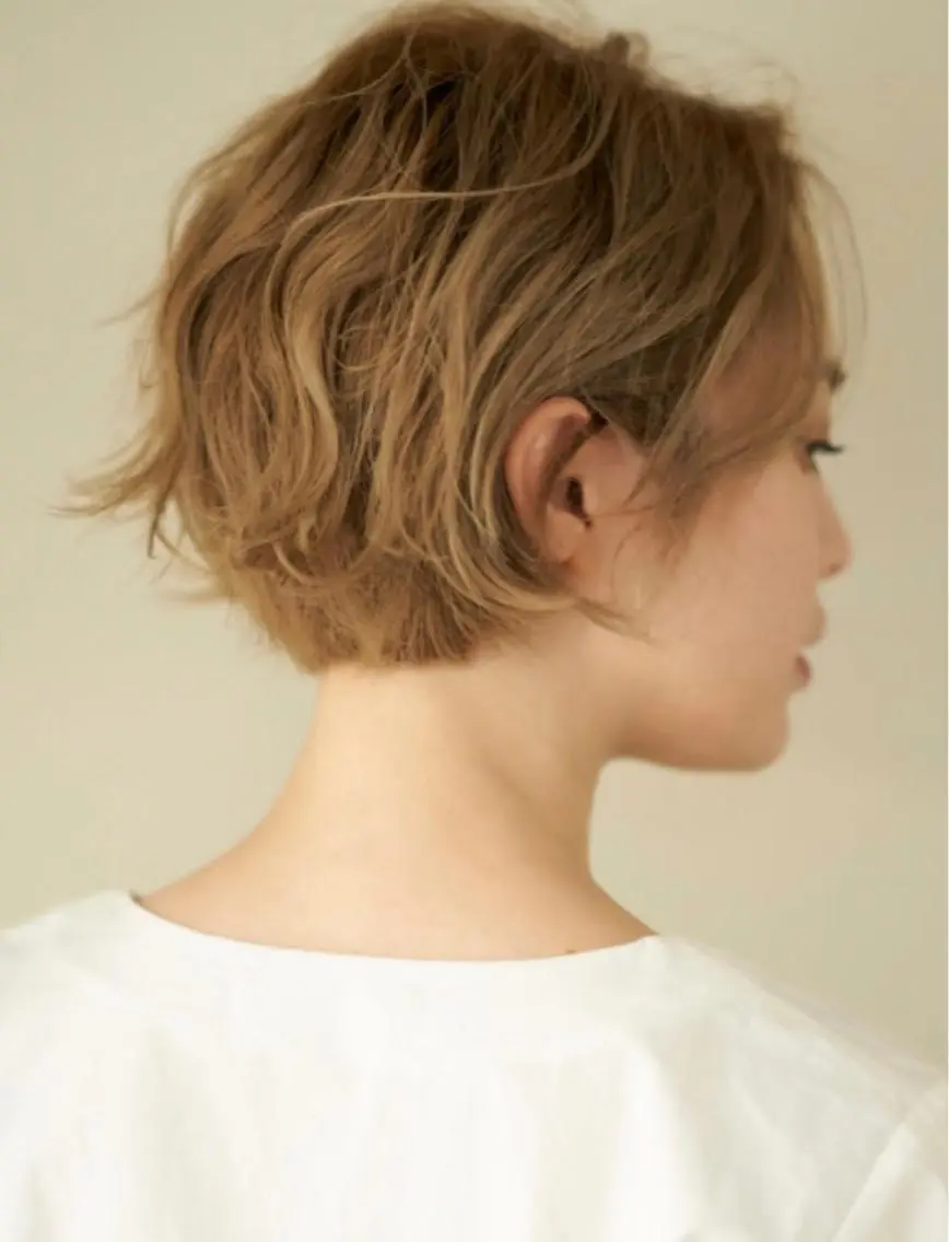 ショート パーマ デザインカラー🌼 松原 寿花のヘアスタイル